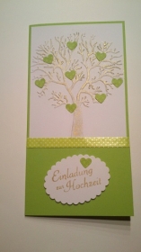 Einladungskarte zur Hochzeit in Grün und Weiß mit hübschem Herzchenbaum, handgemacht