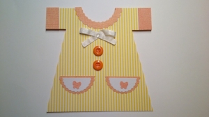 Wunderschöne Glückwunschkarte zur Geburt in süßer Kleidchenform in Gelb und orange