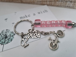 Geschenk Rente 2024 Schlüsselanhänger mit Fahrrad Buchstabenperlen Abschiedsgeschenk Frauen Oma Mama Job von Kollegin Geschenkset