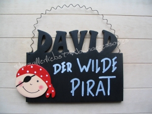 Süßes Türschild aus Holz - Der wilde Pirat - mit dem Namen deines Kindes  - Handarbeit kaufen