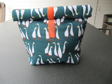 Lunchbag - Rolltasche - Kulturtasche  ,weiße Gänse auf grün