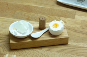 Eierbecher mit Schale, Salzstreuer und Löffel