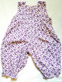 Jumpsuit in Größe 104 bis 116 für Kinder in weiß mit lila geblümt aus Baumwolle  - Handarbeit kaufen