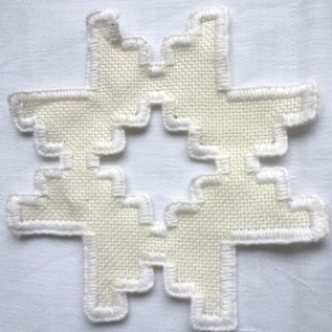 Untersetzter, handgefertigte kleine weiße Decke in aufwendiger Hardanger Technik gestickt 