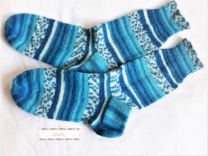 Wollsocken in Größe 34/35 handgestrickt türkis blau geringelt und gemustert  für Mädchen und Jungen