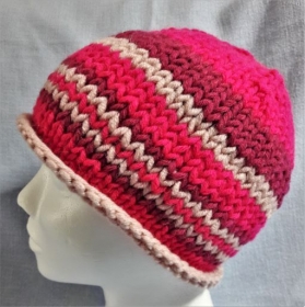 Wollmütze handgestrickt in beige, lila und rosa geringelt Größe M für Frauen und Mädchen