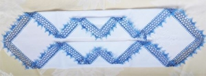 Einstecktuch, Ziertaschentuch handumhäkelt mit blau und hellblau melierter Spitze, reserviert für O.W. 