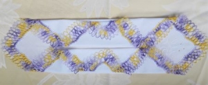 Einstecktuch, Ziertaschentuch handumhäkelt mit lila gelber Spitze reserviert für O.W.  