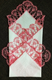 Einstecktuch, Ziertaschentuch handumhäkelt mit rosa Spitze, ein besonders  auffälliges Accessoires 