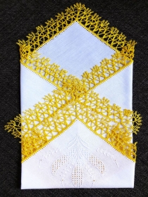 Einstecktuch, Ziertaschentuch handumhäkelt mit gelber Spitze, ein besonders  auffälliges Accessoires 
