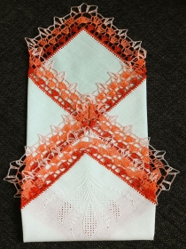 Einstecktuch, Ziertaschentuch handumhäkelt mit braun, orange und rosa Spitze, ein besonders  auffälliges Accessoires