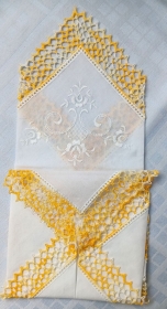 Einstecktuch, Ziertaschentuch handumhäkelt mit gelb und weiß melierter Spitze (reserviert für O.W.)