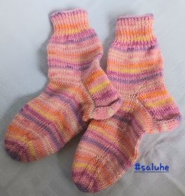 Wollsocken in Größe  26/27 handgestrickt in rosa, lila, gelb und orange geringelt für Mädchen und Jungen  - Handarbeit kaufen