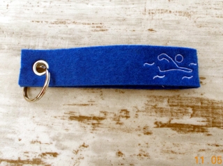 royalblauer Schlüsselanhänger bestickt mit einem Schwimmer