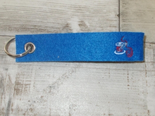royalblauer Schlüsselanhänger bestickt mit einer Spule