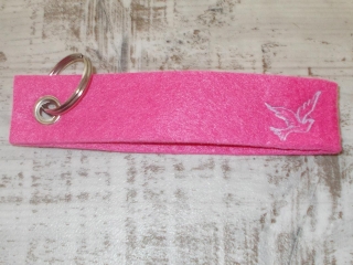 pink farbener Schlüsselanhänger bestickt mit einer weißen Taube