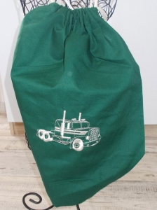 trendiger grüner Baumwoll-Rucksack bestickt mit einem LKW
