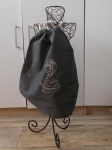 trendiger grauer Baumwoll-Rucksack bestickt mit einer Kobra