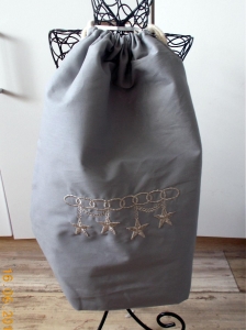 trendiger grauer Baumwoll-Rucksack bestickt mit einer Sternenkette