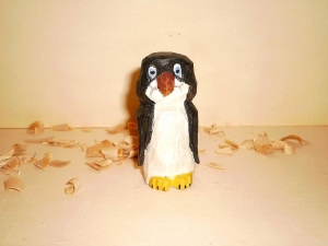Pinguin, hand geschnitzt und bemalt aus Lindenholz - Handarbeit kaufen