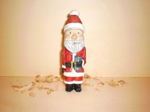 Weihnachtsmann, hand geschnitzt und bemalt aus Lindenholz