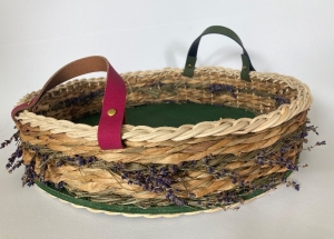 Handgeflochtenes Korbtablett aus Wasserhyazynte / Peddigrohr mit eingeflochtenen Lavendel, Durchmesser 40 cm 