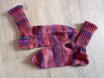 Socken handgestrickt aus Schurwolle in rot-violett-grau kaufen~ Strümpfe ~ Kuschelsocken ~ für warme Füße