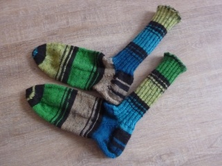 Socken ~ Strümpfe, handgestrickt aus Schurwolle, geringelt in blaugrün ~ Kuschelsocken ~ warme Füße  - Handarbeit kaufen