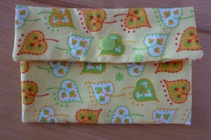 Täschchen bzw. kleines Portemonnaie aus Baumwollstoffen in gelb und orange mit Blättern und Pünktchen genäht kaufen  - Handarbeit kaufen