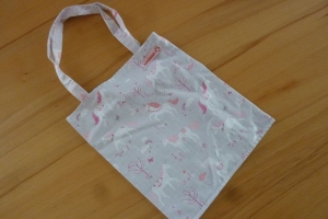 Kindertasche genäht aus Baumwollstoffen in hellgrau mit weiß pinkfarbenen Einhörnern kaufen * Stoffbeutel * Einkaufstasche * Wendetasche ~   - Handarbeit kaufen