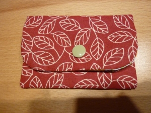 Täschchen bzw. kleines Portemonnaie aus Baumwollstoff in rotbraun genäht mit Blättern und Blümchen und Sternen kaufen       