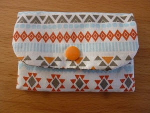 Täschchen bzw. kleines Portemonnaie aus Baumwollstoff mit graphischen Mustern in weiß und bunt genäht kaufen        - Handarbeit kaufen