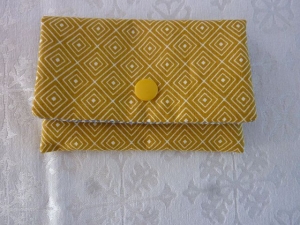 Täschchen bzw. kleines Portemonnaie aus Baumwollstoff mit graphischem Muster in gelb und blau genäht kaufen   - Handarbeit kaufen