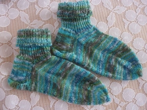 Socken handgestrickt aus Schurwolle mit Polyamid in blaugrün und mit Glamour kaufen ~ Strümpfe ~ Kuschelsocken für warme Füße 