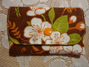 Täschchen bzw. kleines Portemonnaie aus Baumwollstoff mit Blätterranken und Punkten in braun, orange und grün genäht kaufen 