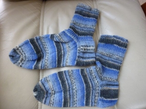 Socken in XXL; handgestrickt aus Schurwolle in blau-anthrazit geringelt kaufen~ Strümpfe ~ Kuschelsocken ~ warme Füße ! 