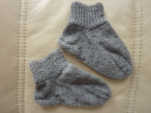  Handgestrickte Kindersocken aus Schurwolle, in grau kaufen~ Söckchen ~ Kuschelsöckchen für warme Füße 