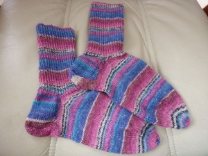 Socken handgestrickt aus Schurwolle in blau-pink geringelt kaufen~ Strümpfe ~ Kuschelsocken ~ warme Füße ! ♡♡♡