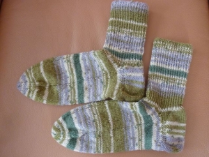 Socken handgestrickt aus Schurwolle mit Viskose kaufen ~ gestreifte Strümpfe in grün ~ Kuschelsocken ~ warme Füße 
