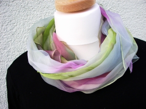 Seiden-Chiffon-Schal, handbemalt in maigrün, rosa,  Farben  Aquarell  Urlaub Fest Geschenk Freundin Mutter Geburtstag 