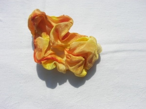 Haarband aus Seide, bemalt in gelb und orange, ein kleines Geschenk besonders für Mädchen und junge Frauen
