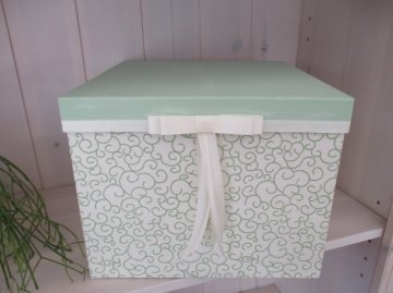 Schöne Schachtel mit creme/hellgrünem Stoff 19cm hoch und 23,50cm je Seite