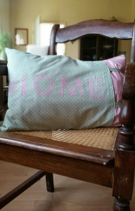 Zwei Kissenbezüge aus schön bedrucktem Stoff mit der Aufschrift HOME, seitlich mit Schleifen in rosa/hellgrün 40 x 60 cm groß 