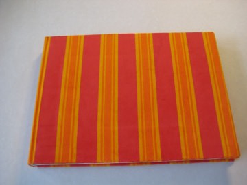 handgebundenes Schreibbuch mit rot-orangegestreiften Samteinband 