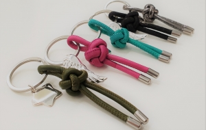 Handgemachte Schlüsselanhänger aus Leder & 925 er versilberter Anhänger