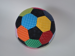 Mitttelgroßer weicher Stoffball ☀ Regenbogen ☀ , Jugendfußballgröße M (auf Bestellung) - Handarbeit kaufen