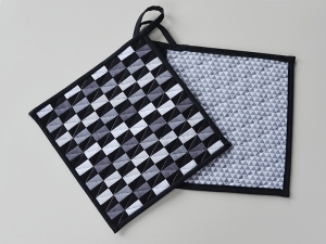 Topflappen mit schwarz-grau-weißen Rechtecken, aus der Stoffserie ♡ Kona Cotton Unis ♡