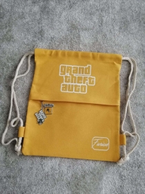 Klassischer Universal-Mini-Rucksack mit Merch für Fans von Grand Theft Auto in Gelb