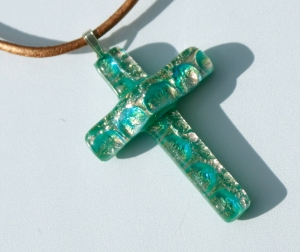 grün-braunes KREUZ  aus dichroitischem Glas mit Lederband 