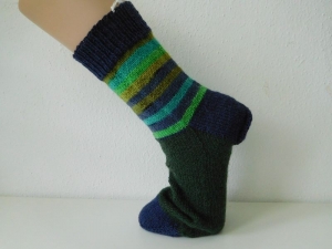 Socken handgestrickt Gr. 44 grün blau mit Streifen im Bein kaufen  - Handarbeit kaufen